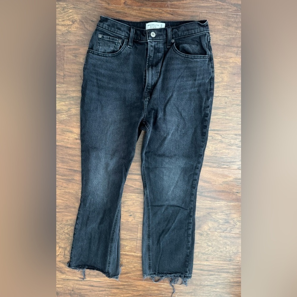 Abercrombie & Fitch The Kick Flare Ultra High
Rise Jeans Cropped Raw Hem Size 6